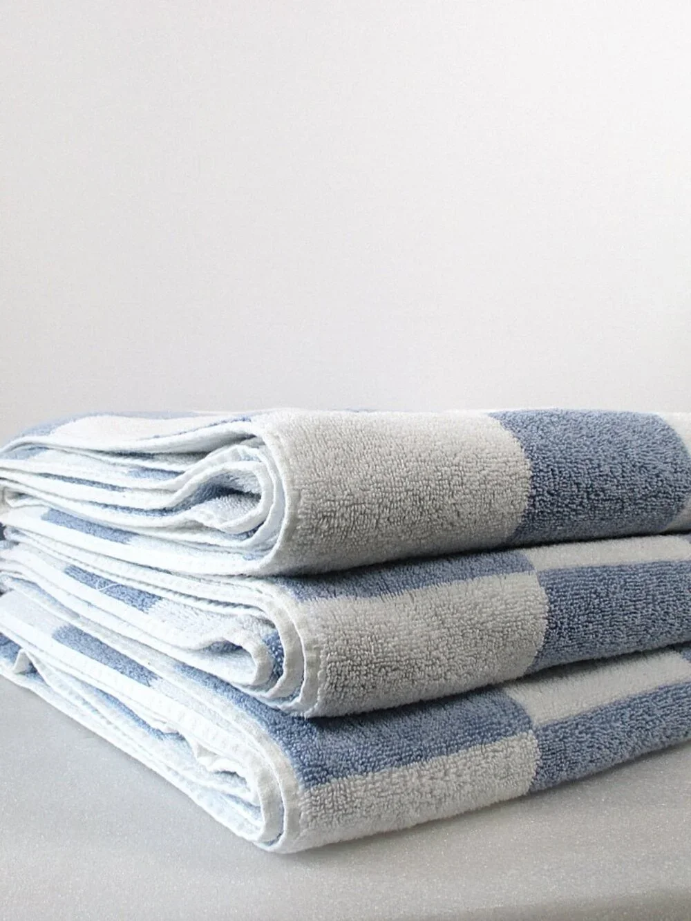 BUNDLE OF 3 DKNY BLUE &  WHITE CHECK BATH TOWELS